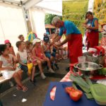 desormais-de-nombreux-ateliers-sont-pris-en-charge-par-des-benevoles-du-festival-pour-un-resultat-largement-a-la-hauteur-parents-et-enfants-ne-cachent-pas-leur-satisfact