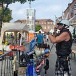 en-face-de-l-atelier-le-chantier-le-batteur-tres-punk-des-kiltaclou-rappelle-aux-mini-pros-du-btp-quelques-regles-syndicales-photo-er-carole-oudot-1661619210