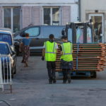 mardi-c-etait-l-installation-de-l-interieur-des-chapiteaux-avec-notamment-les-tables-et-les-chaises-photo-er-lionel-vadam-1661268223